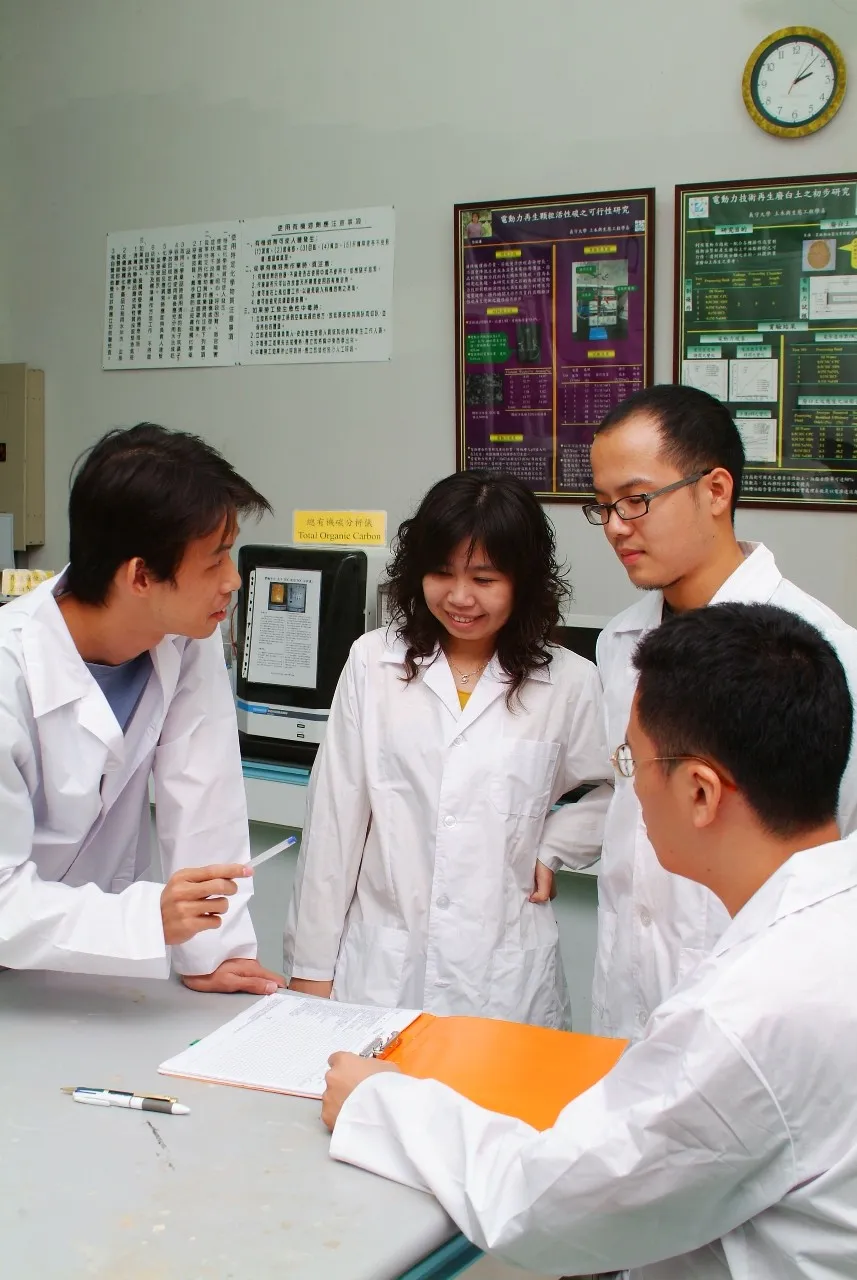 The experimental courses are designed to progress from basic to advanced levels, covering General Chemistry Laboratory, Organic Chemistry Laboratory, Physical Chemistry Laboratory, and Chemical Engineering Laboratory.