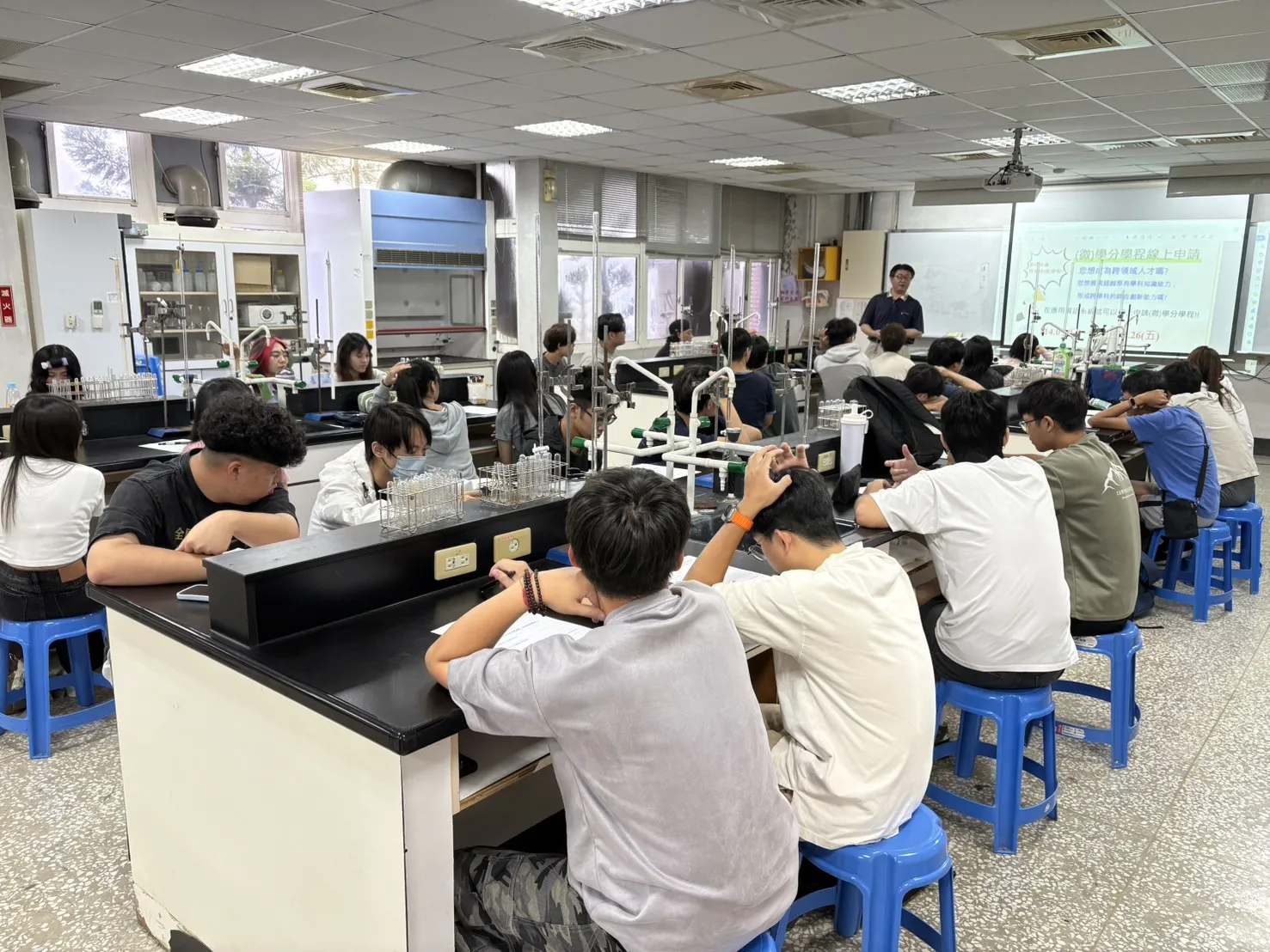 化工專業課程
課程涵蓋綠色化工、應用化學、精密製程、生物技術及尖端材料等領域之專業知識。