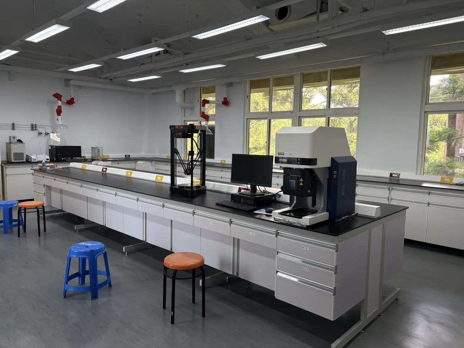 學習分析儀器的使用與分析方法，分析儀器包含氣相層析儀、高效能液相層析儀、紫外-可見光譜儀、紅外光譜儀、氣相層析質譜儀、螢光光譜儀等。