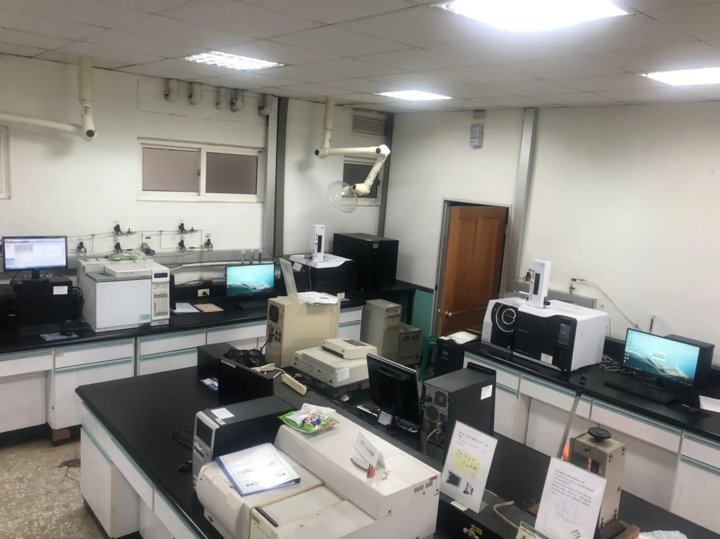 學習分析儀器的使用與分析方法,分析儀器包含氣相層析儀、高效能液相層析儀、紫外-可見光譜儀、紅外光譜儀、氣相層析質譜儀、螢光光譜儀等。